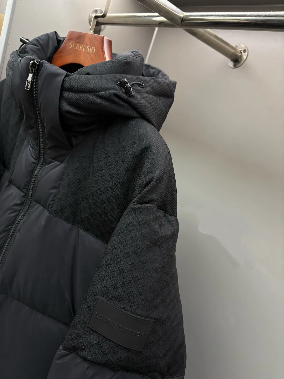 🅿️1500 counter version Louis Vuitton LV spliced ​​MONOGRAM new three-dimensional jacquard hooded down jacket (hooded removable/variable stand-up collar jacket) 95 white goose down filling, you can feel the fullness by yourself, super super light, super super fluffy, one piece is enough to easily survive the cold winter. It is not the velvet and heavy version on the market.  Louis Vuitton patchwork quilted down jacket: when luxury genes hit the "light warmth" in winter. On the border between low-key and flamboyant, LV's down jacket combines "luxury texture" and "hard needs in winter" into an exclusive style.   ✅Design: Splicing aesthetics, high-end recognition that cannot be hidden - the main body is made of classic black quilted fabric, superimposed with a partially embossed texture, and the matte texture reveals low-key luxury; the contrast stitching on the sleeves + side logo plate quietly reveal the LV brand genes, simple but with a "noble" recognition. - Hood + zipper double-open design, the brim fits the shoulder and neck lines, which is not only suitable for the neatness of urban commuting, but also can cope with the casualness of the cold outdoors. Relaxation and sophistication are at the same time at the same time.   ✅Warmth: Lightweight velvet, resistant to cold without weighing down the body - Filled with high-fill down, the full velvet locks in warmth without feeling heavy and dragging on the upper body - even if you wear layered sweaters, the silhouette can still be kept light and neat, saying goodbye to the bloated "wrapped into a ball" in winter. - The outer layer of windproof fabric + tightened cuffs prevent cold wind from blowing away, but the warmth does not dissipate. From urban office buildings to walking on the street, the temperature and style are always online.   ✅Adaptation: One-piece clothing, covering all season styles. Paired with the same series of camouflage velvet pants, it is an eye-catching look for high-street fashionistas; paired with black trousers and a turtleneck, it instantly becomes low-key and refined for light business; even with denim overalls, you can still wear it with "effortless elegance" - LV's luxury is not to pile up symbols, but to make a down jacket become the "emboldenment" of your winter style. Use luxurious details to reconstruct the "warmth and style" of winter. Ultra-light, ripstop quilted nylon is filled with fine down, while lightweight recycled nylon is patterned in a subtle Monogram jacquard pattern.  Product Details: • Standard fit • Paneled Monogram jacquard • Zip front • Filling: White goose down • Front pockets with magnetic snaps • Elastic cuffs • Adjustable hem • 100% nylon • Do not wash • Do not bleach • Do not tumble dry • Do not iron • Professional dry cleaning • Gentle dry cleaning • Use mesh bag to dry clean inside out Size: M-XXXL